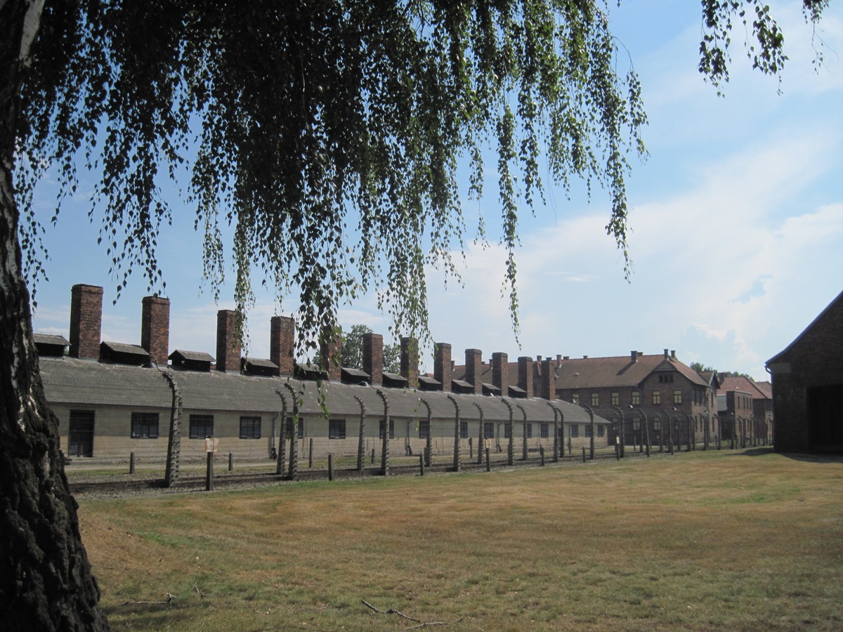 1-Auschwitz- Visuale esterna dei capannoni di Auschwitz